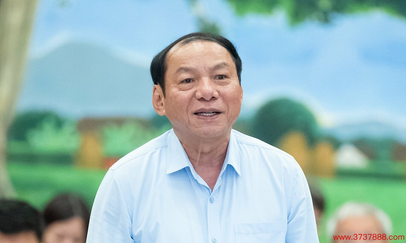 Bộ trưởng Văn hóa， Thể thao và Du lịch Nguyễn Văn Hùng phát biểu tại phiên họp sáng 17/4. Ảnh: Media Quốc hội